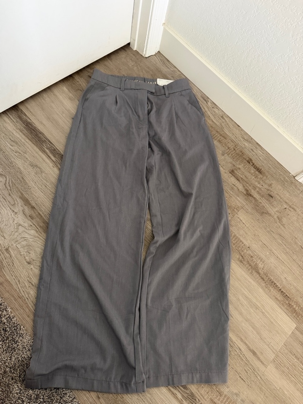 Women’s wide leg trouser- stretch 6 long
American Eagle
